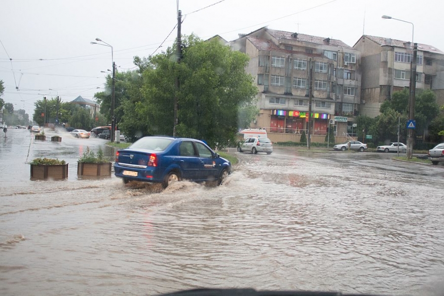 GALAȚIUL, SUB APE - după două ore de PLOAIE TORENȚIALĂ