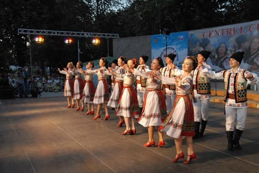 Spectacol folcloric şi flash mob. INTRARE LIBERĂ