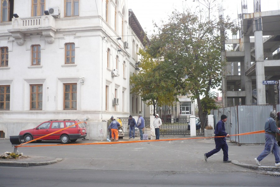 Cine sapă Prefectura la temelie? 