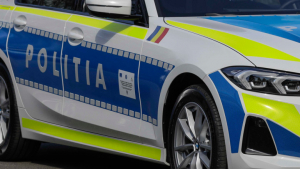 Polițiști cercetați pentru distracţie pe manele &icirc;n maşina de serviciu