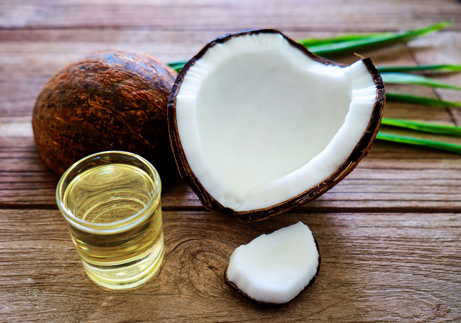 Uleiul de cocos hidratează buzele