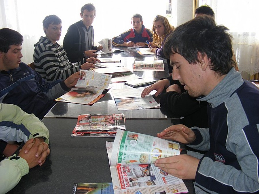 „Implică-te! Fii voluntar!”, program pentru tinerii gălăţeni din familii defavorizate