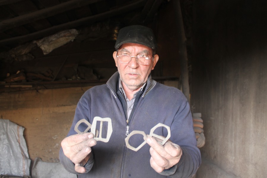 Meşteşug călit peste generaţii: Gheorghe Didilă, artizanul fierului de la Toflea (GALERIE FOTO)
