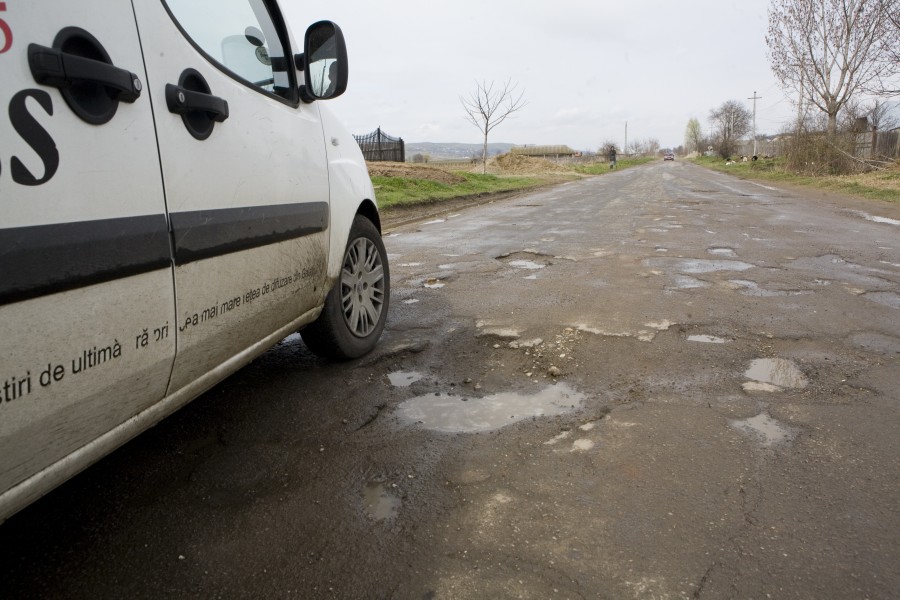 ÎNCEP PLOMBĂRILE în judeţul Galaţi. Consiliul Judeţului promite să ASTUPE toate GROPILE de pe drumuri. VEZI de când