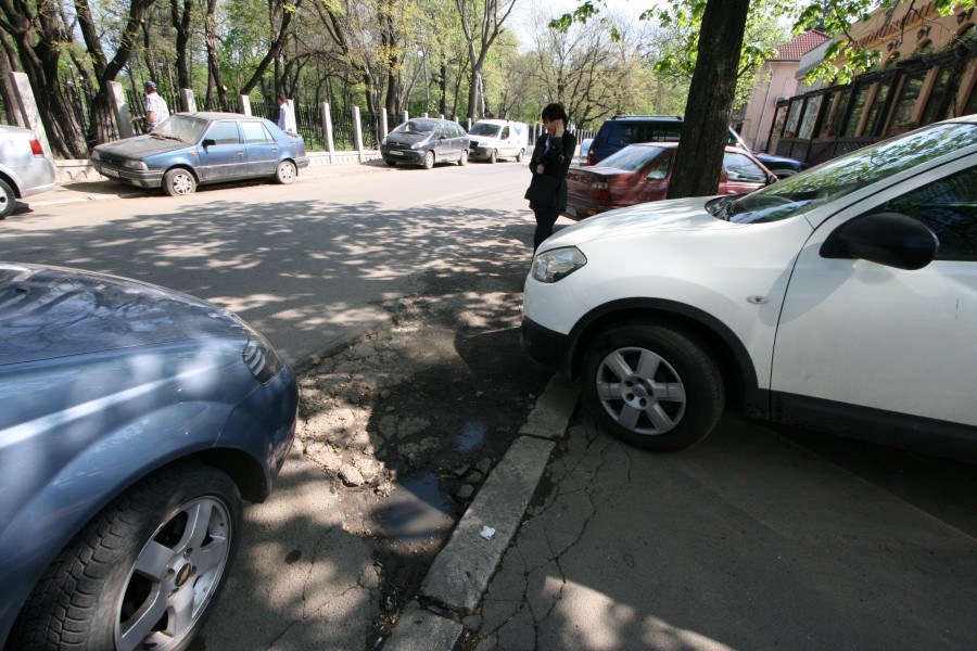 Ansamblu urban de patrimoniu, sufocat de maşini! Pe când parcare interzisă?