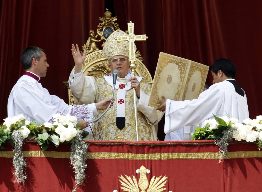 Un român urcă pe o schelă în piaţa San Pietro şi îi cere Papei să "oprească terorismul"