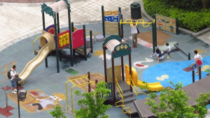 Fetiță rănită de un glonţ rătăcit, &icirc;ntr-un loc de joacă