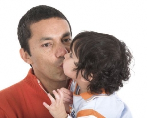 Este greşit sau nu ca părinţii să-şi sărute copiii pe gură