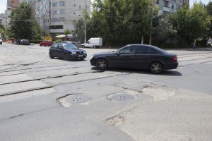 Strada distrugătoare de maşini: Gropile de pe Basarabiei îi trimit pe şoferii gălăţeni direct în service