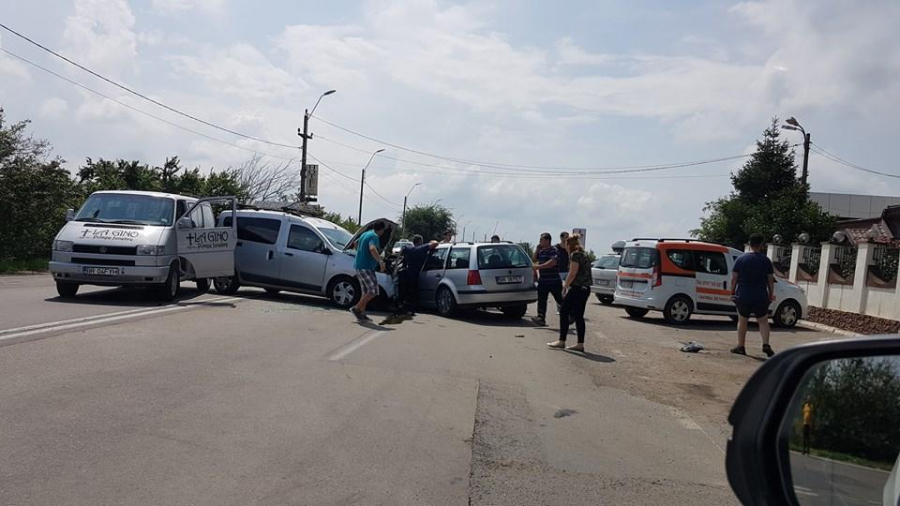 Accident în lanţ pe digul Brăila - Galaţi. Cinci persoane au ajuns la spital