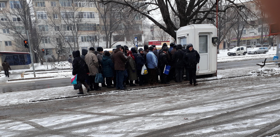 "Tradiţie" de primăvară | Fie ger, fie ninsoare, coada la abonamentele TRANSURB rezistă