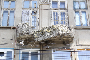 Se repetă povestea din 2015? Balconul clădirii din Bălcescu nr. 8, în pericol de prăbuşire (FOTO)