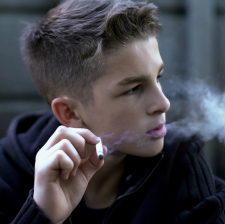 Minorii ar putea fi amendați pentru fumatul în public