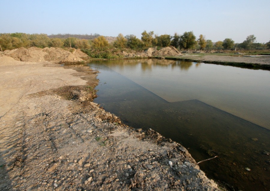 Târgu Bujor îşi face blocuri pe apă