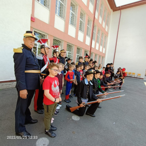 Cu mic, cu mare, ne-am &quot;soldăţit&quot; la Şcoala Nr. 22 (Foto: A. Crudu)