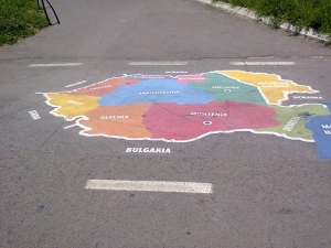 O lecţie de geografie… pe FALEZĂ. România, eventual Mare, desenată pe asfalt