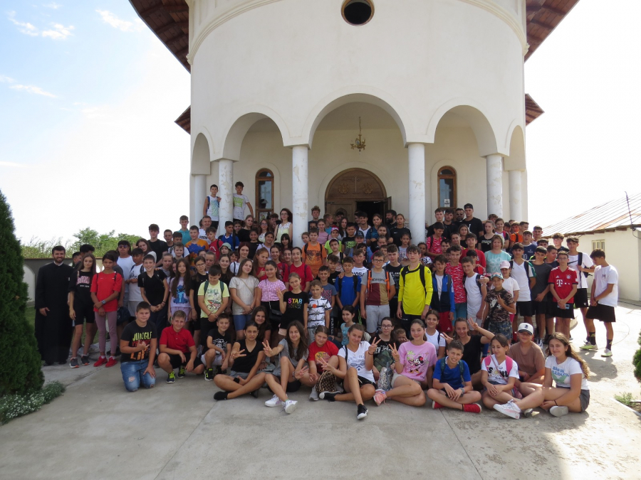 Zi de vacanță la Umbrărești pentru 160 de copii