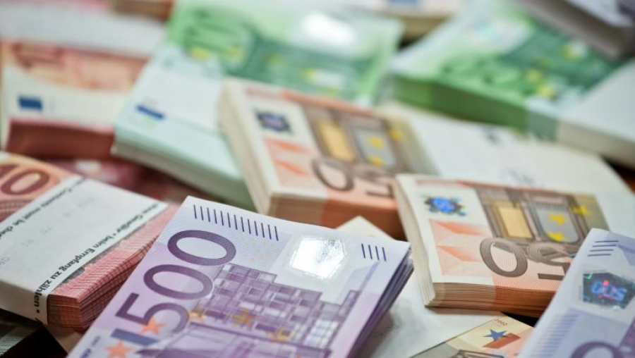 Euro a scăzut cu 0,01 bani