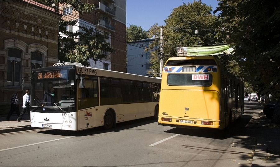 Violenţă extremă! Un gălăţean a fost ÎNJUNGHIAT de doi adolescenţi, în AUTOBUZ