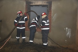 Două persoane au murit într-un incendiu provocat de o lumânare