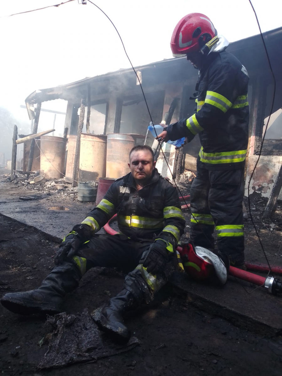 Luptă epuizantă cu focul și canicula! Casa unei femei din județul Galați a ars din temelii (VIDEO)