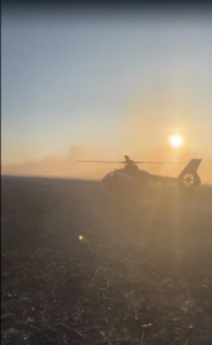 Familie salvată cu elicopterul de pe un câmp în flăcări. Mama și copilul au ajuns la spital (VIDEO)
