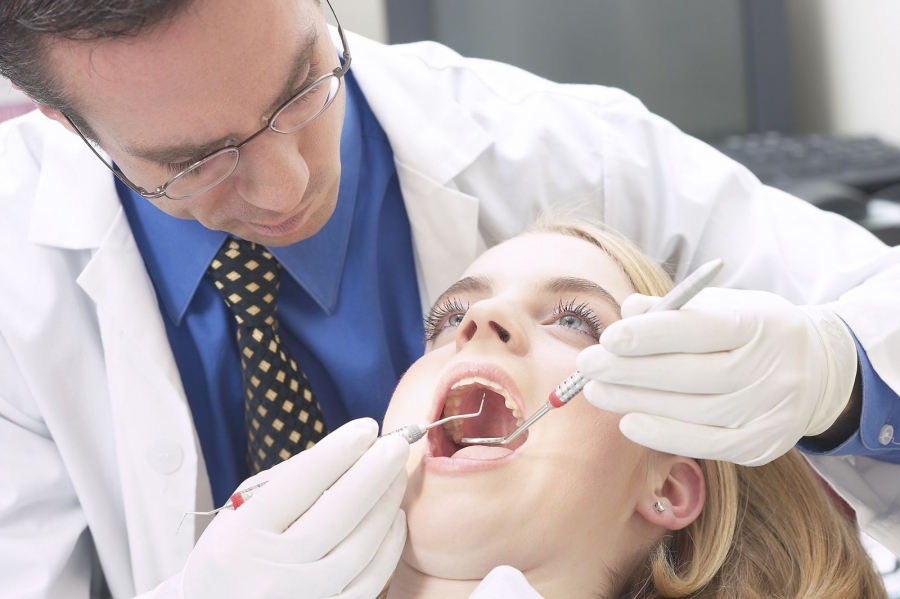 43 de medici dentişti le oferă CONSULTAŢII GRATUITE gălăţenilor, în cadrul Campaniei "Zâmbeşte România"