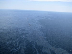 O pată de petrol de peste 5 km pătraţi se extinde pe litoralul ucrainean spre România