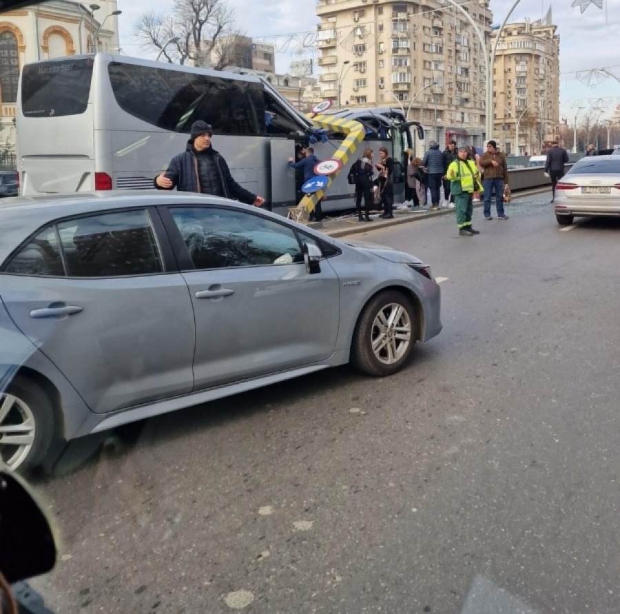 Autocar cu 47 de turiști greci, implicat într-un grav accident la Pasajul Unirii din București