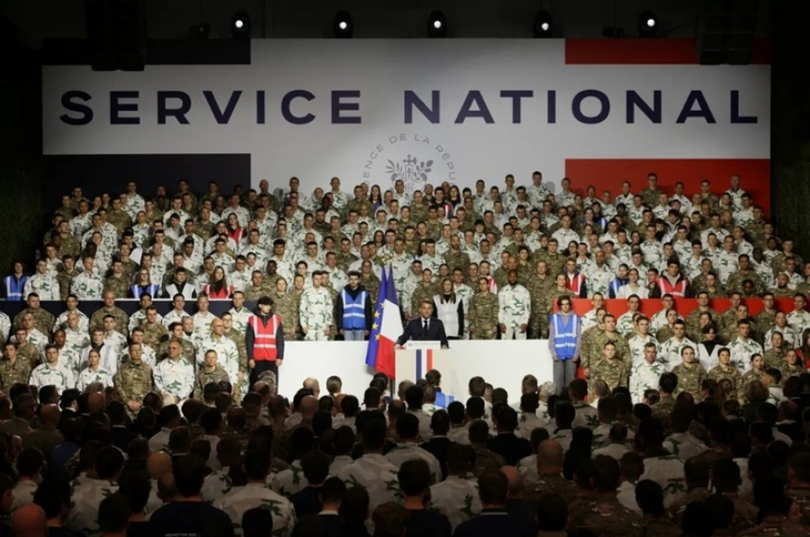 Macron lansează serviciul militar voluntar pentru tineri