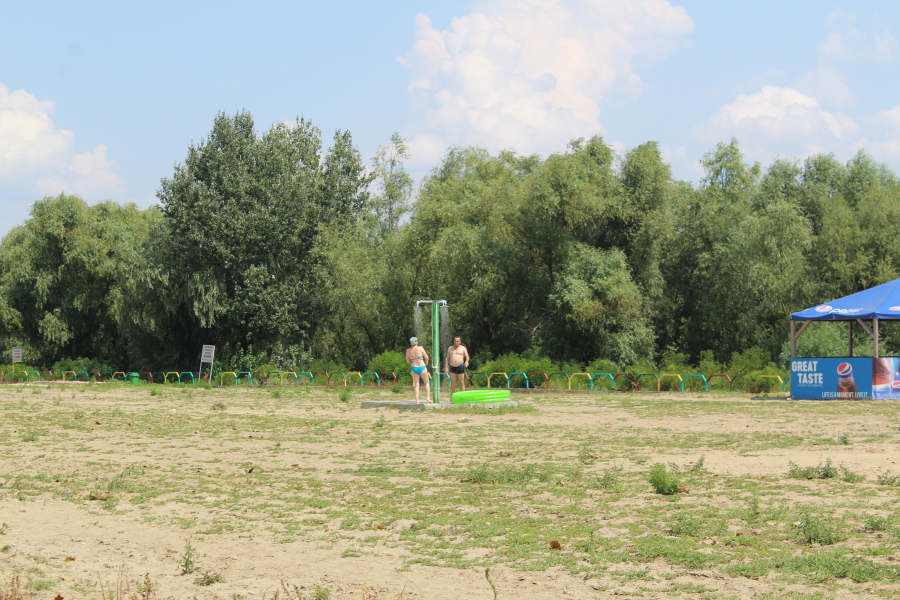 La Plaja ”Dunărea”, s-au finalizat reparaţiile curente. Sărăcie cu duşuri | FOTO