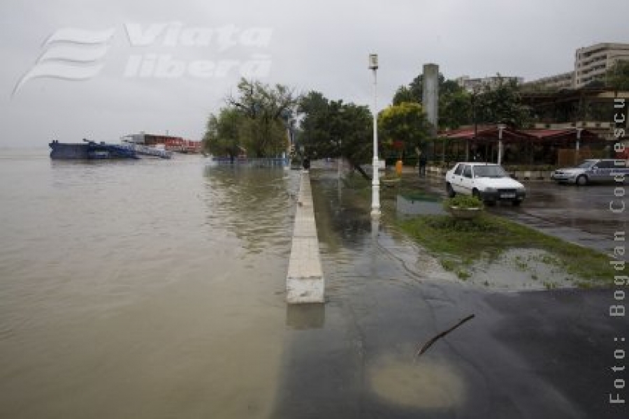 Autorităţile avertizează din nou. Pericol de inundaţii!