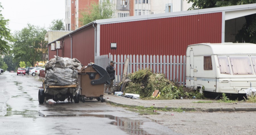 Normal de Galaţi. Cu căruţa după PET-uri