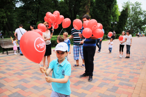 ”Viaţa Liberă” a împărţit baloane copiilor de 1 iunie | FOTO