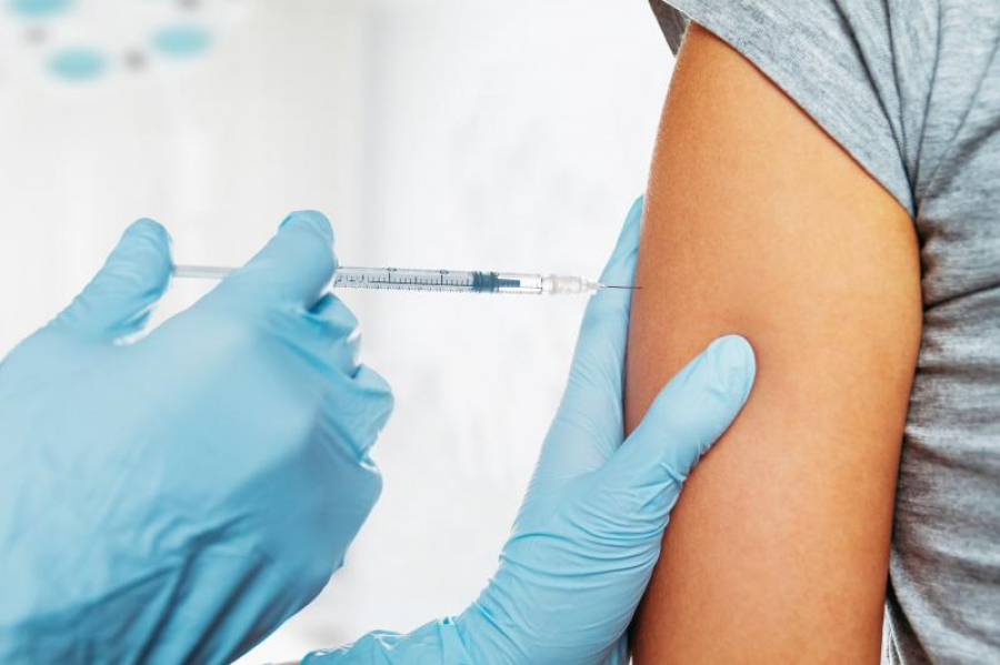 Tot mai mulți părinți vor să-și vaccineze anti-HPV fetele