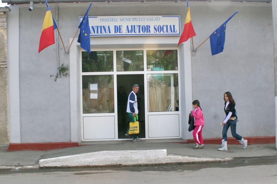 "Festin" pentru cei 700 de asistaţi ai Cantinei de Ajutor Social