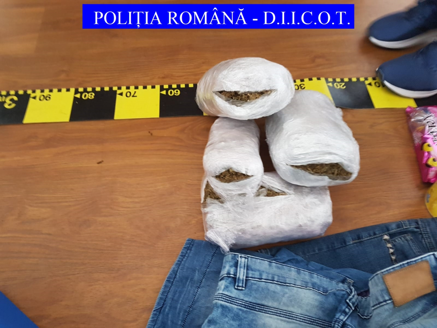 Cannabis spaniol pentru ”fericirea” gălăţenilor. Dealer prins cu un kilogram de droguri în blugi