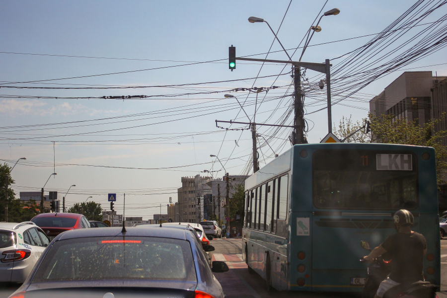 Trafic dat peste cap şi trasee de transport modificate pe strada Brăilei