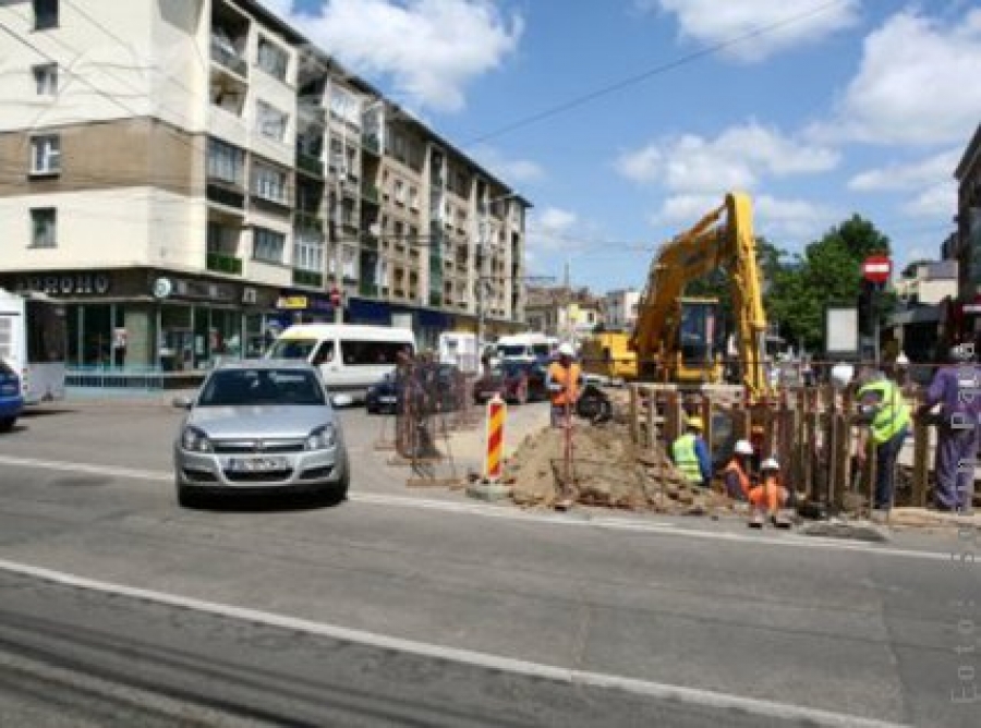 Patronul Galtour-Dunărea dă în judecată Apă-Canal şi Vega 93