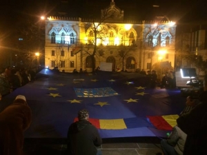 Steagul Uniunii Europene a acoperit esplanada din fața Prefecturii | Vrem o Românie occidentală! (FOTO)
