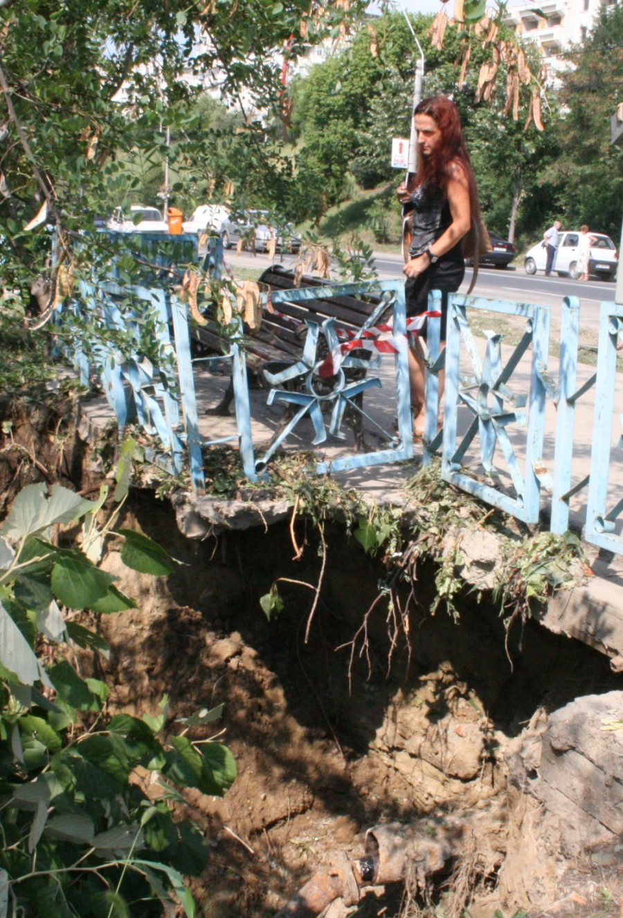 Faleza o ia la vale! Un nou crater se naşte lângă groapa de la Elice (GALERIE FOTO)