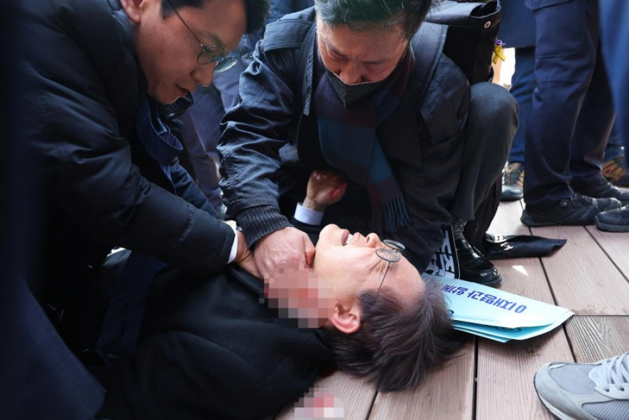 Liderul opoziției sud-coreene, înjunghiat în gât