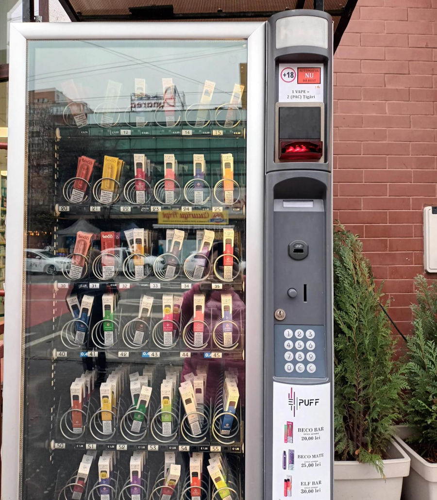 Un automat de ţigări, ispită pentru minori în stația de autobuz de la Neacşu