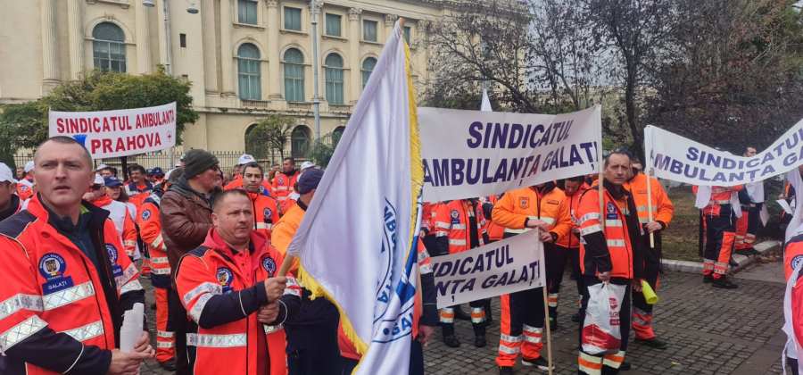Angajați ai Ambulanței Galați au protestat la București