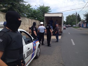 Poliţişti AMENINŢAŢI cu topoarele de HOŢII de cărămidă, în zona Mehid