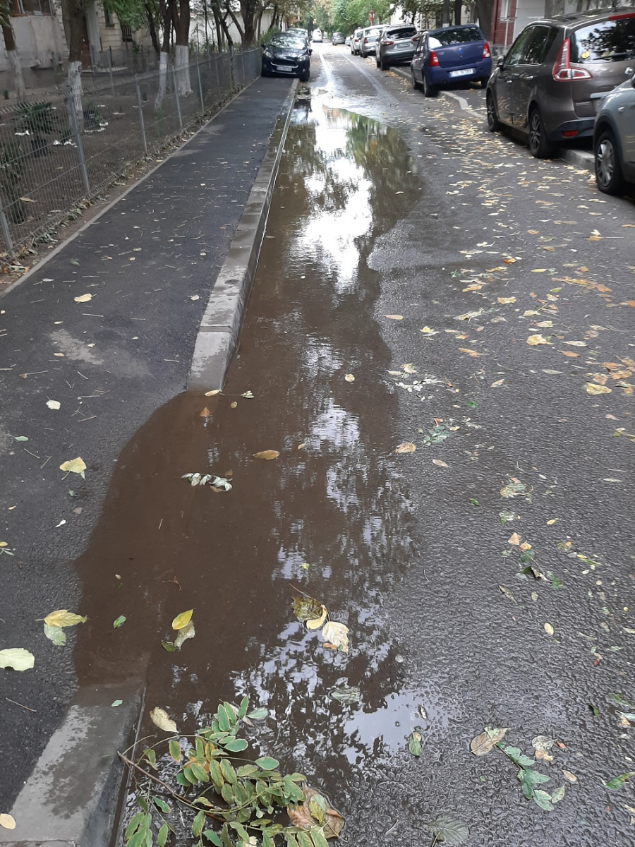 Apă de ploaie, blocată pe o alee modernizată