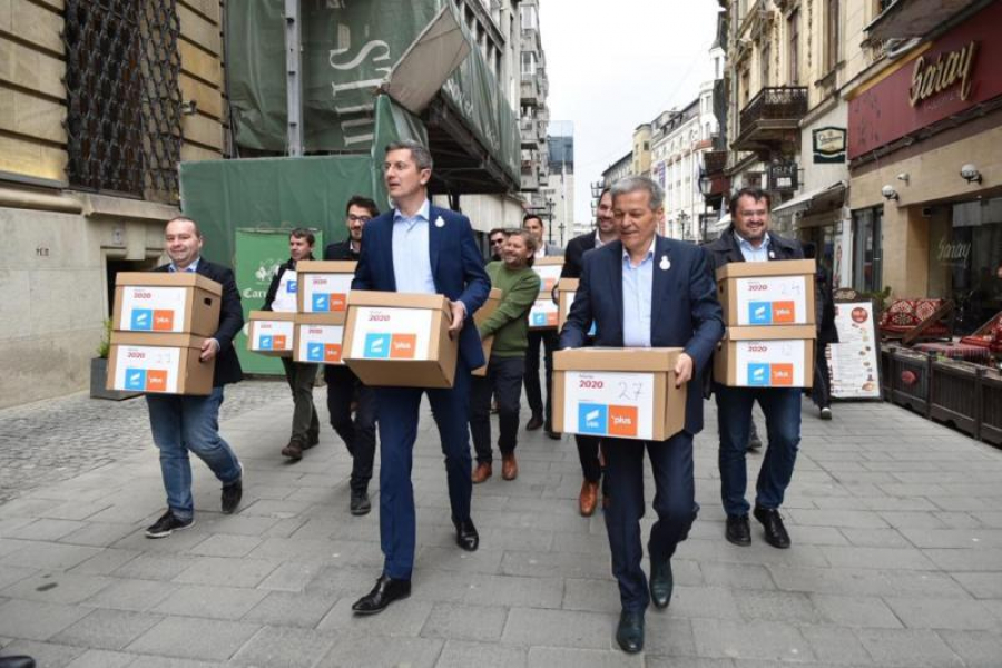 Dacian Cioloș a câștigat primul tur al alegerilor interne