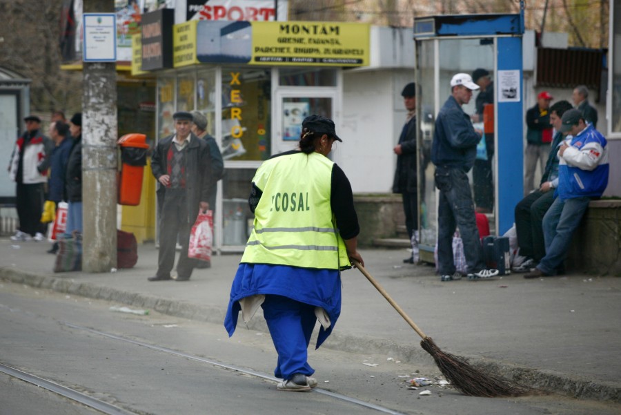 Începe luna curăţeniei - Străzile Galaţiului, spălate cu şampon