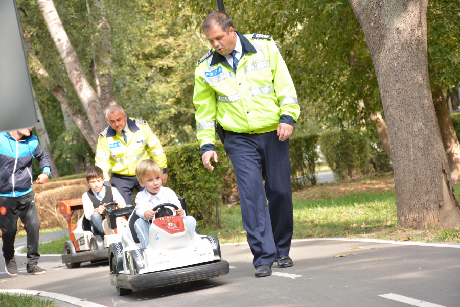 Au învăţat, prin joc, să fie pietoni, şoferi şi poliţişti