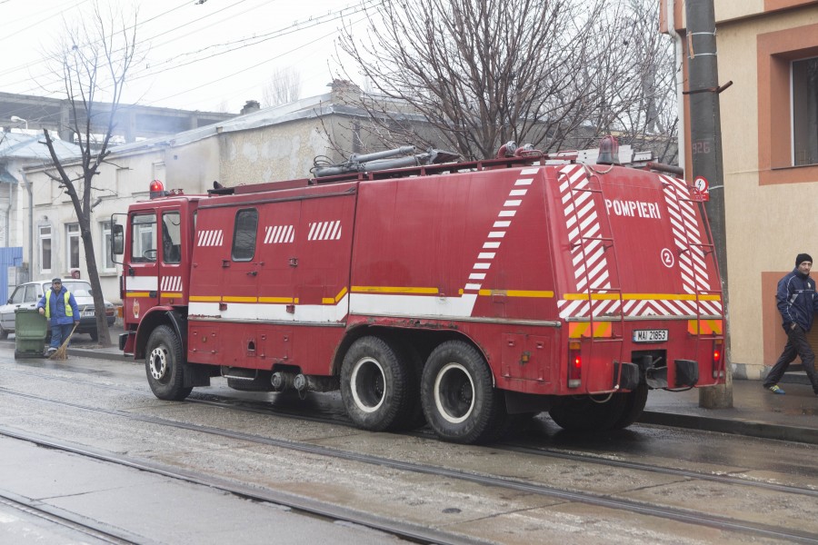 Le-a luat foc casa de la o lumânare uitată aprinsă